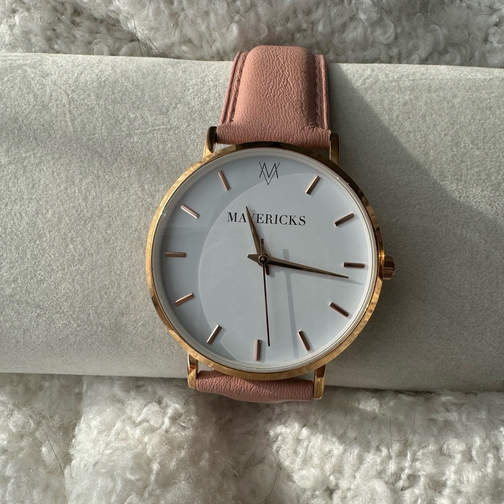 Watch with 'leather' pink bracelet